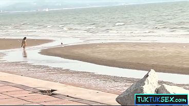 Gadis Thailand Digoda Di Pantai, Lalu Digaruk Kontol Gede Bule.