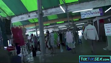 Lidah Bercincin, Ibu Thai Mungil Digilir Dua Bule Gila.