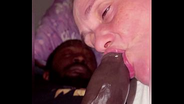 Ibu Tiri Hisap Kontol Hitam Anak Tiri, Putingnya Nungging Minta Dijilat.