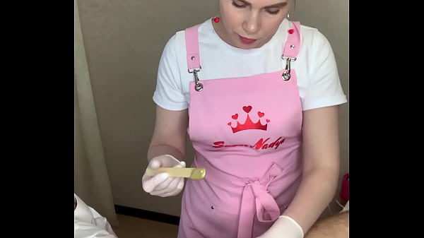 Cara Makin Hot: Mestri Depilasi Rusia Sugarnadya Pamerin Trik Waxing Penis Pria Di Bikini Dalam