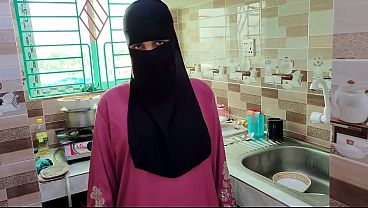 Bini Di Luar, Suami Mainin Pembantu Berjilbab Di Rumah Kosong
