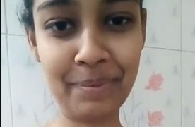Desi Buka Bra Sambil Selfie Sendiri, Bikin Makin Panas.