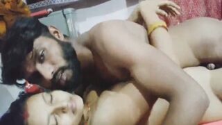 Pasangan Desa Rekam Momen Panasnya Di Film Biru India.