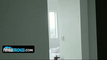 Gadis Pirang Montok Daisy Stone Terima Muncratan Kental Dari Kakak Tiri Yang Horny