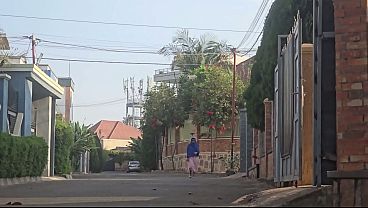 Gila, Mama Arab Ngebengin Memek Di Luar Rumah Deket Jalan Raya