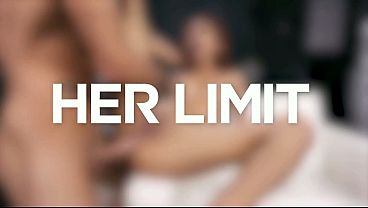 Slim Cewek Asia Pake Lingerie Pink, Badan Berminyak, Ditusuk Kontol Keras Dari Belakang.