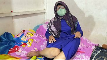 Wanita Berhijab Lagi Mainin Diri Sendiri Saking Panasnya