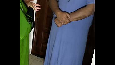 شرموطة مصرية نار ساقطة صاحبت البيت، السباك وصاحبه ناكوها كلام هيج وصوت واضح وجسم يلبن